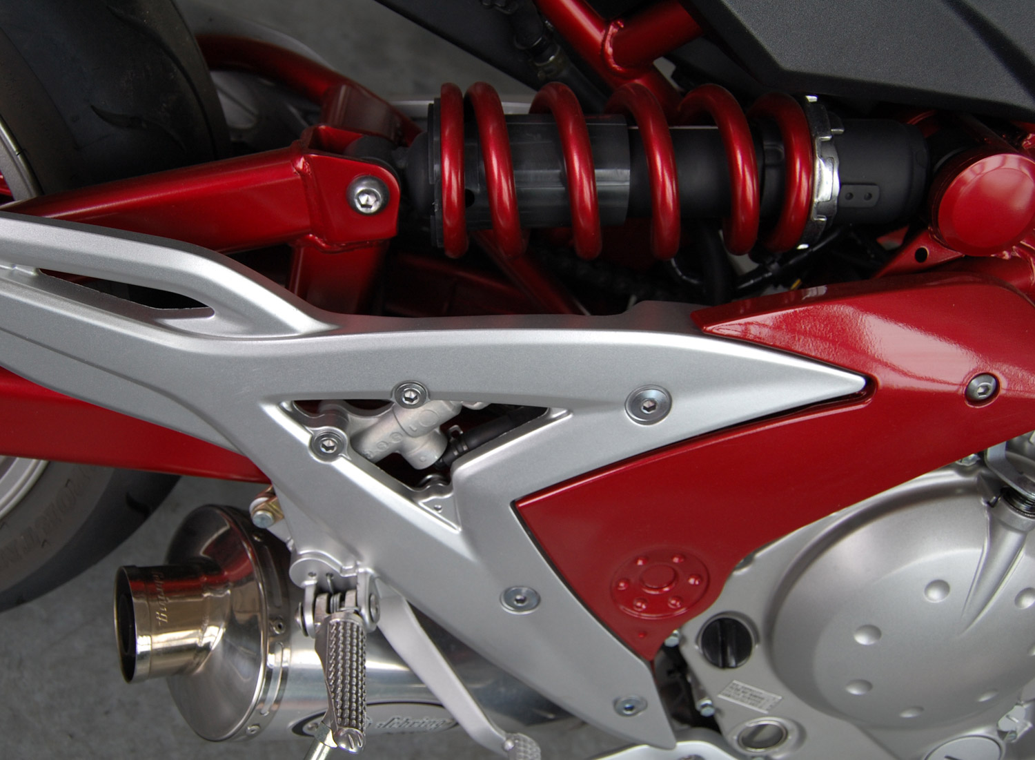 Elaborazione moto: scarico, ammortizzatore, pedalina